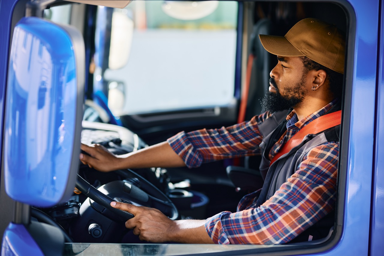 Conductor profesional al volante representando la escasez de conductores de vehículos en España.